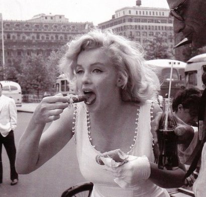 Marilyn & hot dog