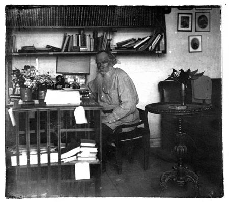 Tolstoi toimistossaan